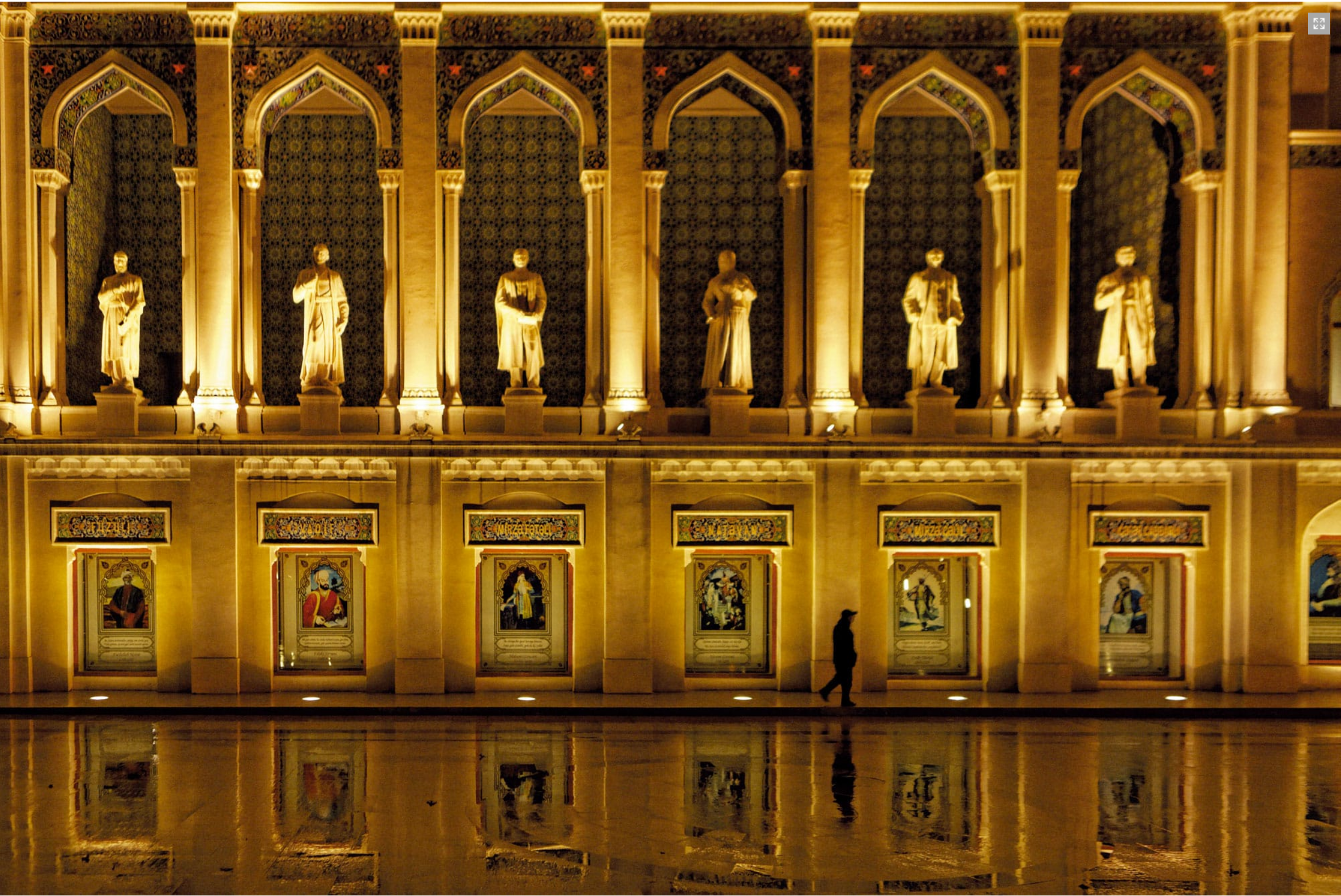 Statuen von Dichtern im Nizami Museum der Azerbaijanischen Literatur mit Beleuchtung in sattem Gelb