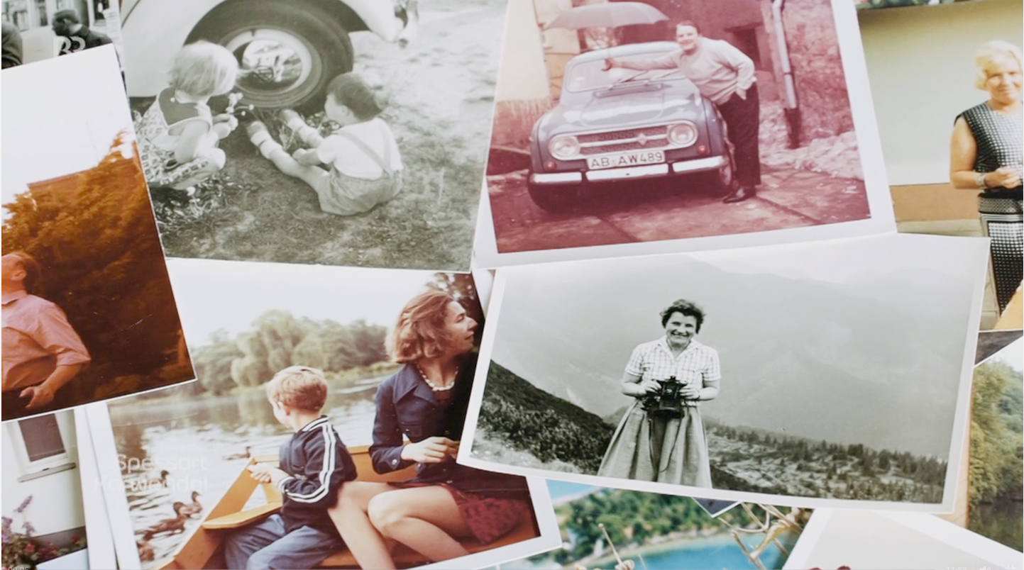 Bilderstapel mit der Fotografin und Kamera, einem verblichenen Foto mit Auto, Kinderfotos