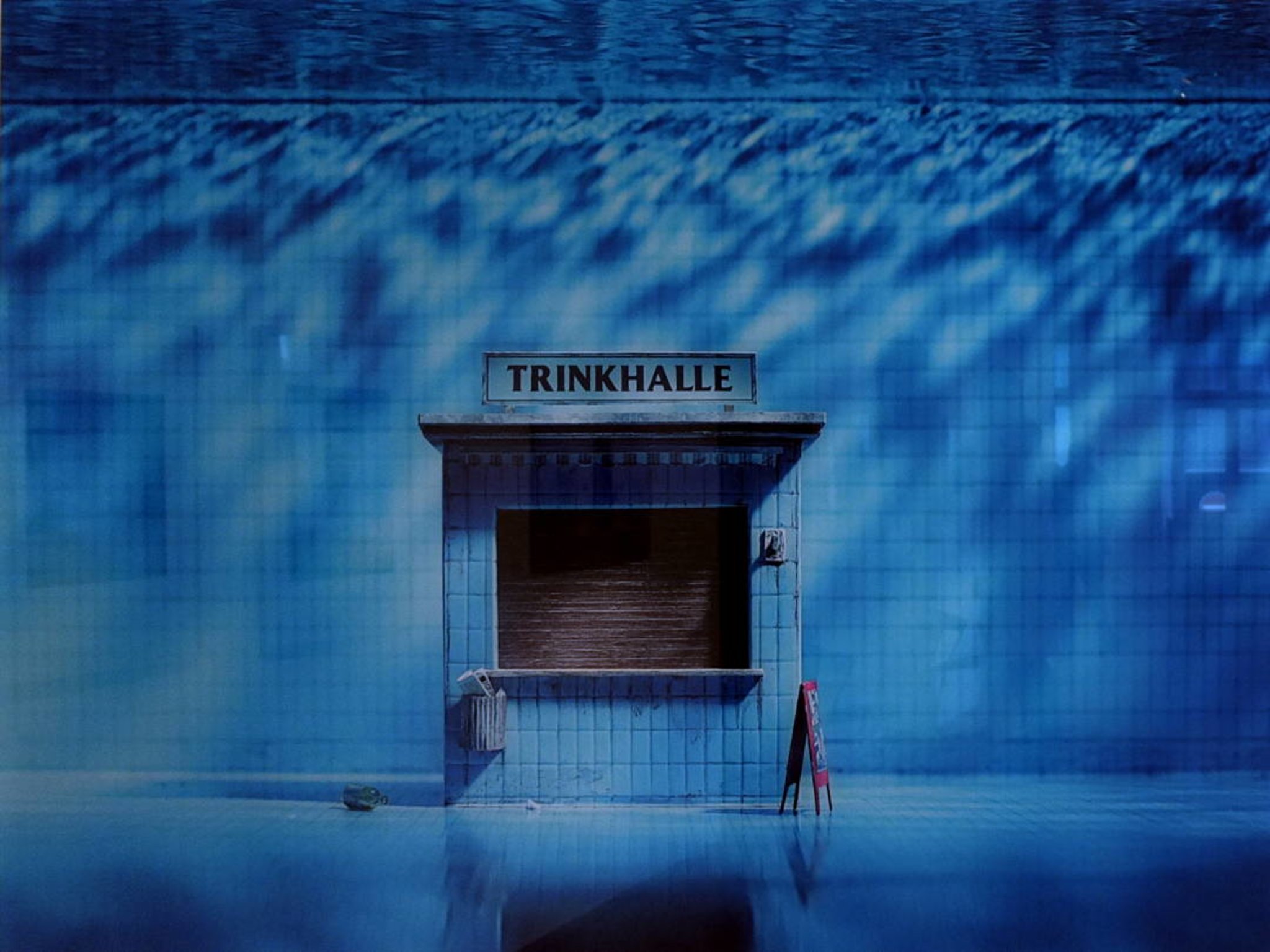 der Schriftzug Trinkhalle über einer geschlossenen Verkaufsstelle unter Wasser