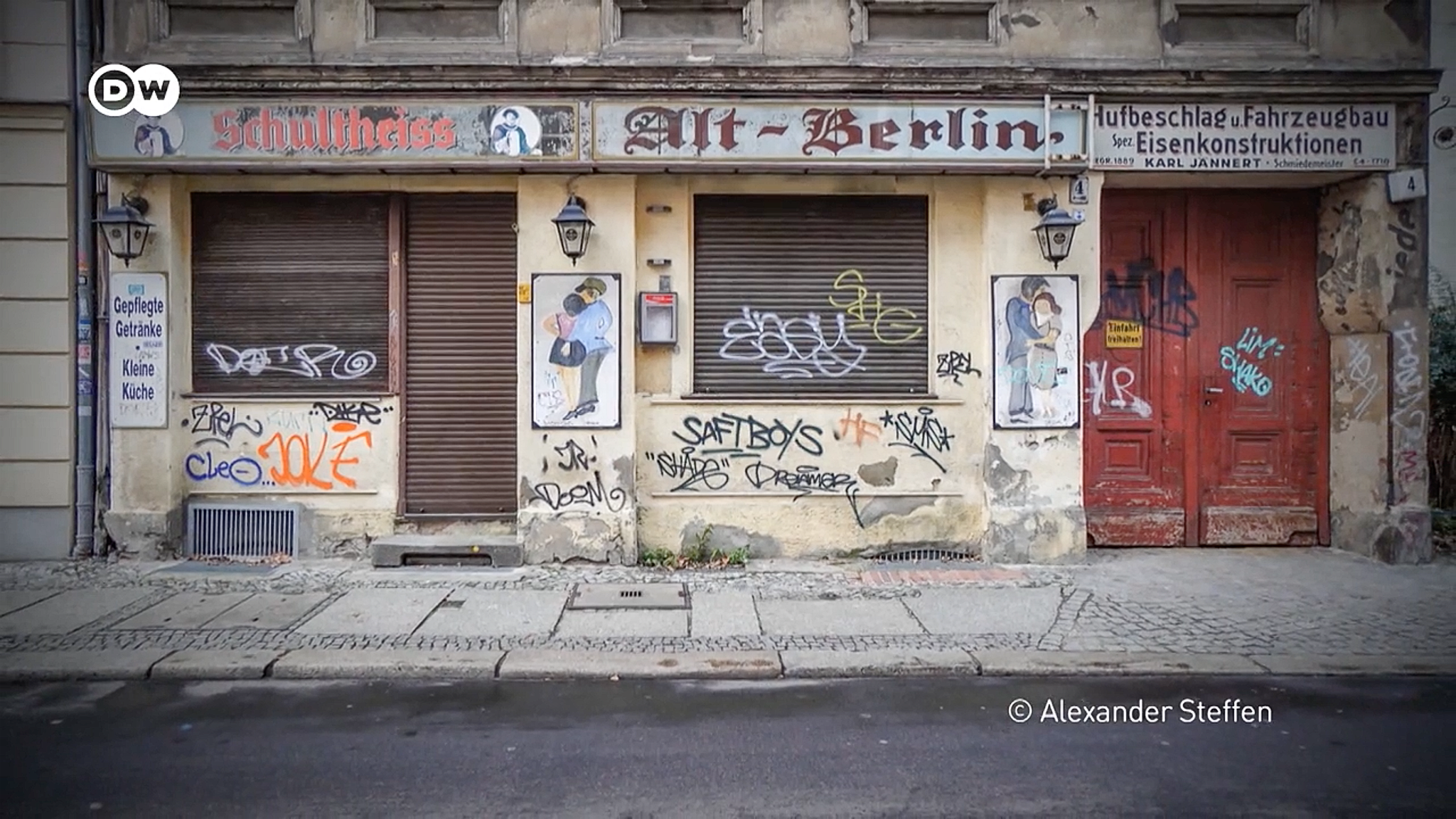unrenoviertes Berliner Mietshaus mit Kneipenschriftzug Alt Berlin und vielen Graffitti