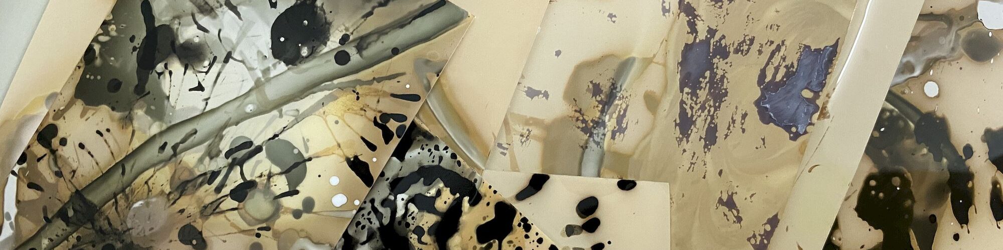 Die sich überlappenden Blätter zeigen abstrakte Motive in Beige-, Schwarz- und Violetttönen, die Spritzer, Wirbel und organische Muster aufweisen. (KI generierte Beschreibung)
