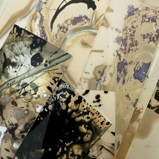 Die sich überlappenden Blätter zeigen abstrakte Motive in Beige-, Schwarz- und Violetttönen, die Spritzer, Wirbel und organische Muster aufweisen. (KI generierte Beschreibung)
