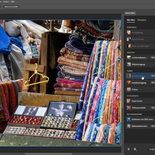 Marktstand mit farbenfrohen Textilien, Schmuck und gerahmten Fotos; die Benutzeroberfläche der Bearbeitungssoftware ist um das Bild herum sichtbar. (KI generierte Beschreibung)