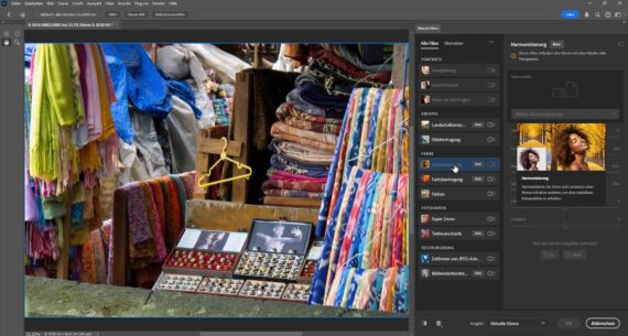 Marktstand mit farbenfrohen Textilien, Schmuck und gerahmten Fotos; die Benutzeroberfläche der Bearbeitungssoftware ist um das Bild herum sichtbar. (KI generierte Beschreibung)