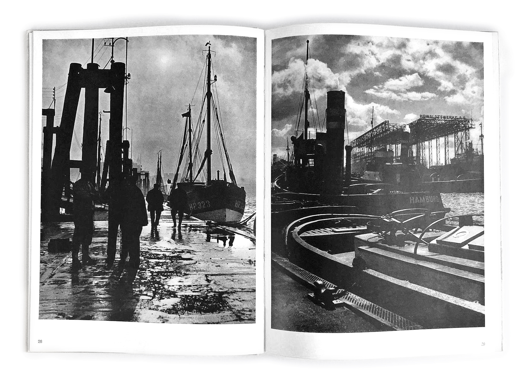 Blick vom Kai des Hamburger Hafens, rechts ein Dock der Howaldswerke, links Bug und Mast eines Schiffs, Buchdoppelseite