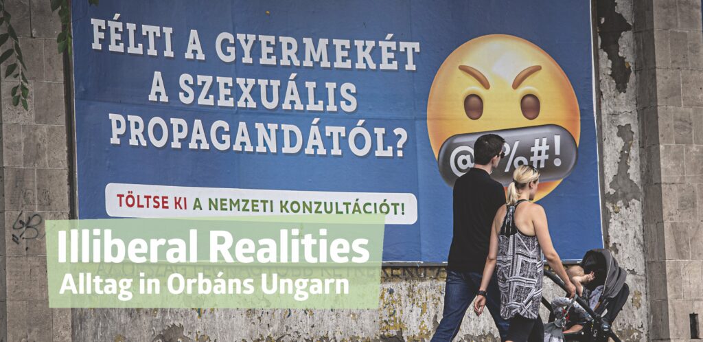 Plakatwand mit einer politischen Botschaft und Emojis, auf der eine Frau und ein Kind in einer städtischen Umgebung vorbeigehen. Der Text auf der Plakatwand ist auf Ungarisch und trägt den Titel „Illiberale Realitäten“. (KI generierte Beschreibung)