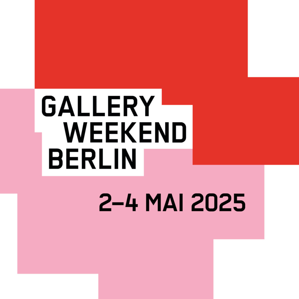 Textgrafik mit roten und rosa geometrischen Formen und fettem schwarzen Text mit der Aufschrift „GALLERY WEEKEND BERLIN 2.–4. MAI 2025“. (KI generierte Beschreibung)